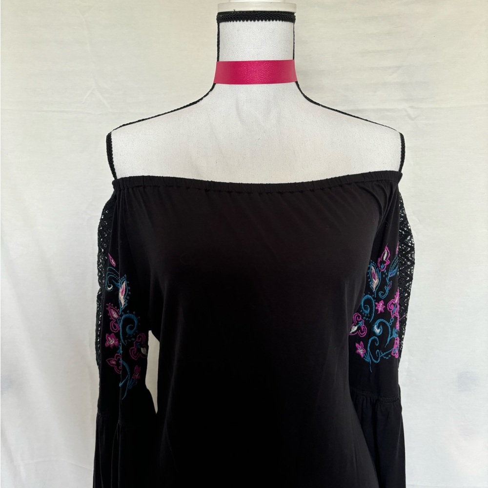 Beautiful top with embroidered sleeves and lace